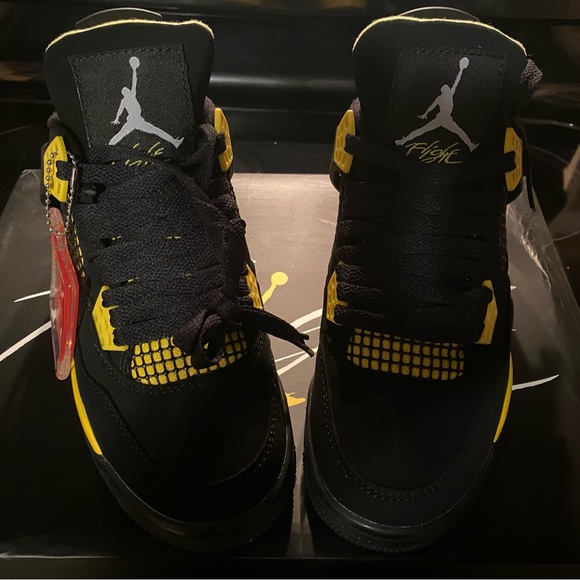 Hello, I have these brand new never worn Jordan 4 Thunder 2023 woman size 6 - Picture 5 of 8